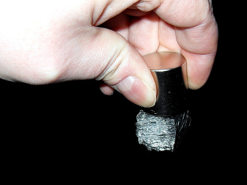 http://metallurgyfordummies.com/wp-content/uploads/2011/03/Dysprosium-magnet.jpg